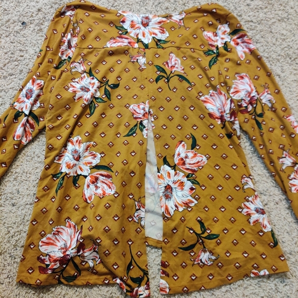 Daytrip XL Mustard Floral Split Back Top - Picture 3 of 4